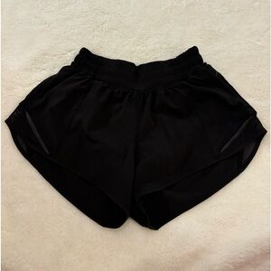 lululemon hotty hot shorts 2.5”